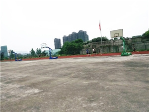 学校篮球场2